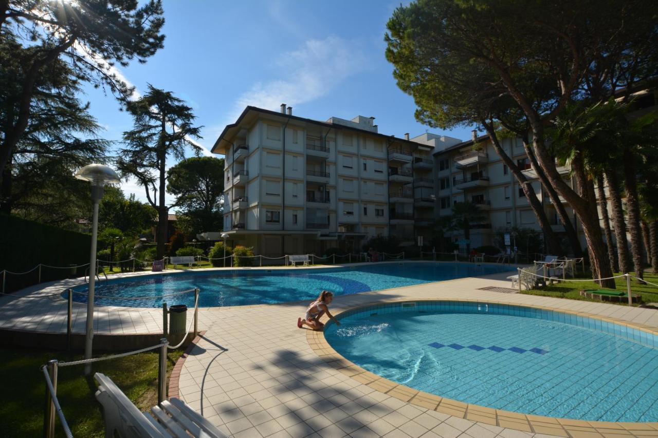 Lignano With Pool Leilighet Lignano Sabbiadoro Eksteriør bilde